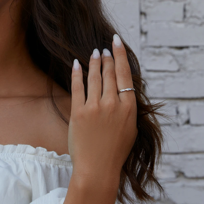 Anel de Prata com Zircônias brancas - Imagem 2