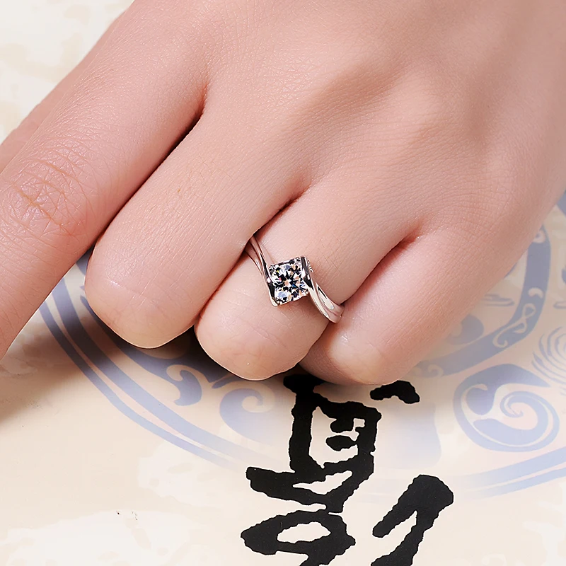 Anel de Prata com Diamante Central - Imagem 4