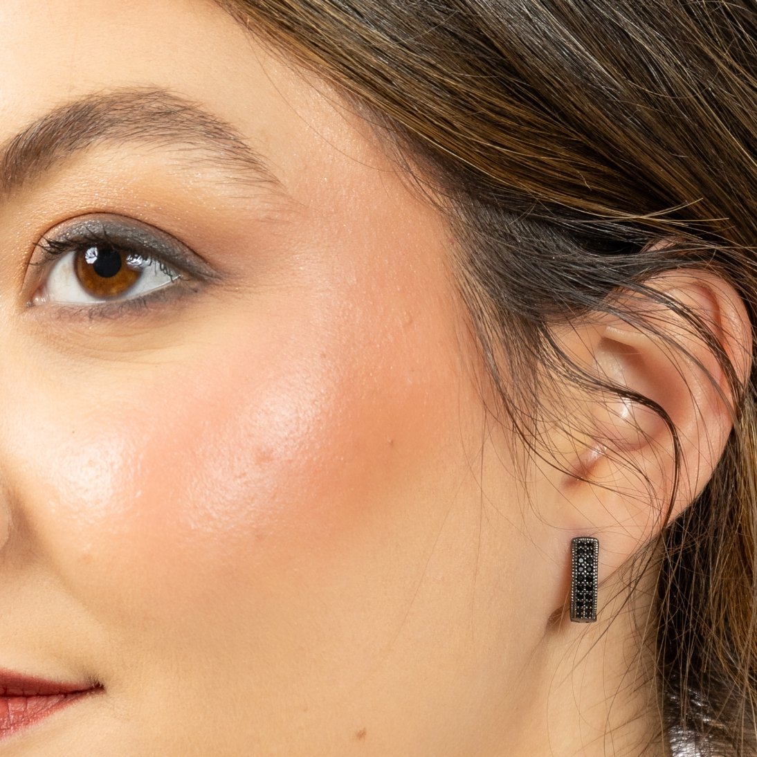 Brinco Argola em Prata 925 com Banho de Ródio Negro e Cravação Preta perfil