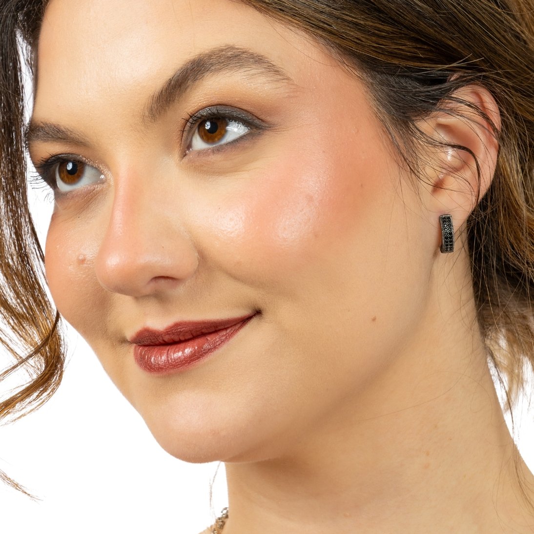 Brinco Argola em Prata 925 com Banho de Ródio Negro e Cravação Preta rosto