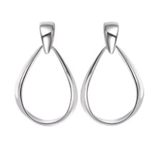 Os Brincos Gota em Prata 925 Alongados são joias atemporais que unem sofisticação, leveza e elegância em um design minimalista. Confeccionados em prata legítima 925, eles oferecem resistência, durabilidade e brilho marcante, sendo perfeitos para compor desde produções clássicas até looks modernos. Seu formato em gota alongada, com comprimento de 3,6 cm, cria um caimento delicado que valoriza o rosto e alonga o pescoço, trazendo equilíbrio e charme ao visual. O design clean e polido reflete a luz de maneira única, adicionando um toque sofisticado sem perder a leveza. Esses brincos são extremamente versáteis e podem ser usados em diferentes ocasiões. São ideais para eventos formais, como casamentos, formaturas e jantares, mas também combinam perfeitamente com produções casuais elegantes, transformando até o look mais simples em algo especial. A prata 925 é conhecida por sua durabilidade e por ser hipoalergênica, garantindo conforto para o uso prolongado, inclusive em peles sensíveis. Além disso, sua neutralidade permite que o acessório seja combinado com outros tipos de joias, como colares delicados e pulseiras minimalistas. Os Brincos Gota em Prata 925 também são uma excelente opção de presente para ocasiões marcantes, como Dia das Mães, aniversários, casamentos ou até mesmo como um mimo especial para você mesma. Sua beleza discreta e ao mesmo tempo impactante garante que nunca saiam de moda, tornando-se um verdadeiro coringa no porta-joias. Se você procura uma joia que una sofisticação, leveza e versatilidade, os Brincos Gota em Prata 925 Alongados são a escolha ideal. Atemporais e elegantes, eles realçam a feminilidade e acrescentam um toque de brilho em qualquer momento do dia.